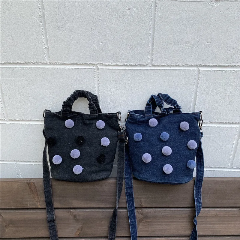 

Новая женская сумка-ведро 2026 года на одно плечо с плюшевым декором в виде волнистых точек, большая вместительная сумка для поездок и отдыха из джинсовой ткани
