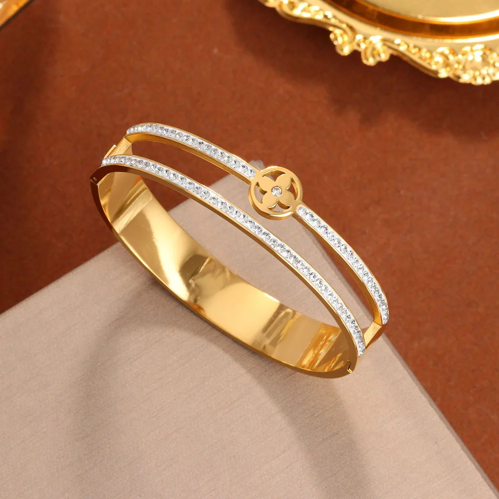 Bracelete de aço inoxidável de ouro trevo para senhoras, bracelete popular, pétalas de cinco folhas, planta elegante, jóias de aniversário, esposa e mãe, novo