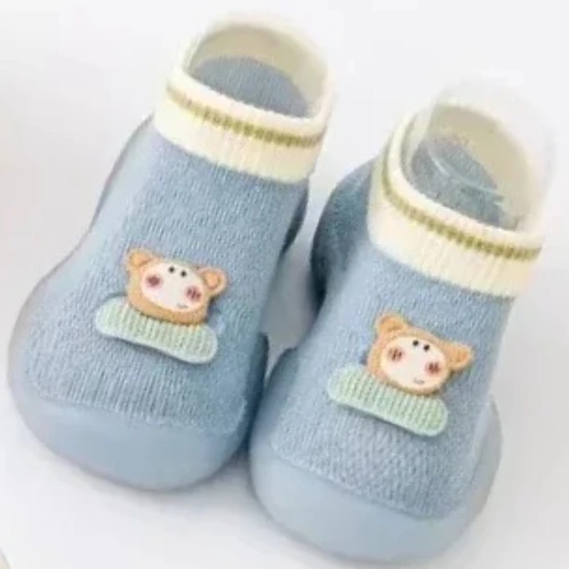 

Весенне-осенняя новая обувь для мальчиков и девочек, домашние носки и обувь с героями мультфильмов на мягкой подошве для младенцев
