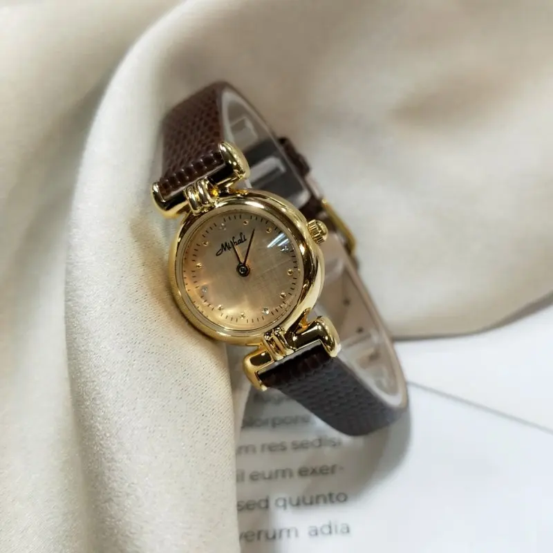 

Новые женские роскошные часы с маленьким циферблатом, круглой формой, винтажным стилем, компактным и изысканным дизайном и кожаным ремешком.