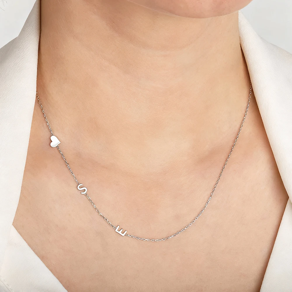 Collana personalizzata con iniziali di lettere laterali a forma di cuore, regalo per la festa della mamma, festa di gioielli in acciaio inossidabile color oro personalizzato per damigella d'onore