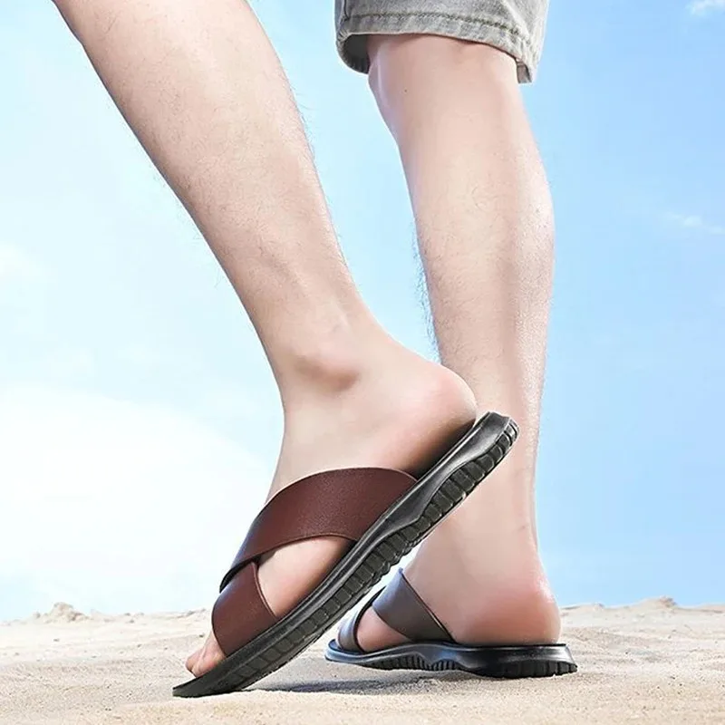 2024 hochwertige Herren Sommer neue italienische Leder Cross-Strap Hausschuhe weichen Strand Regen Sandale männlich große Größe Slip on Flats