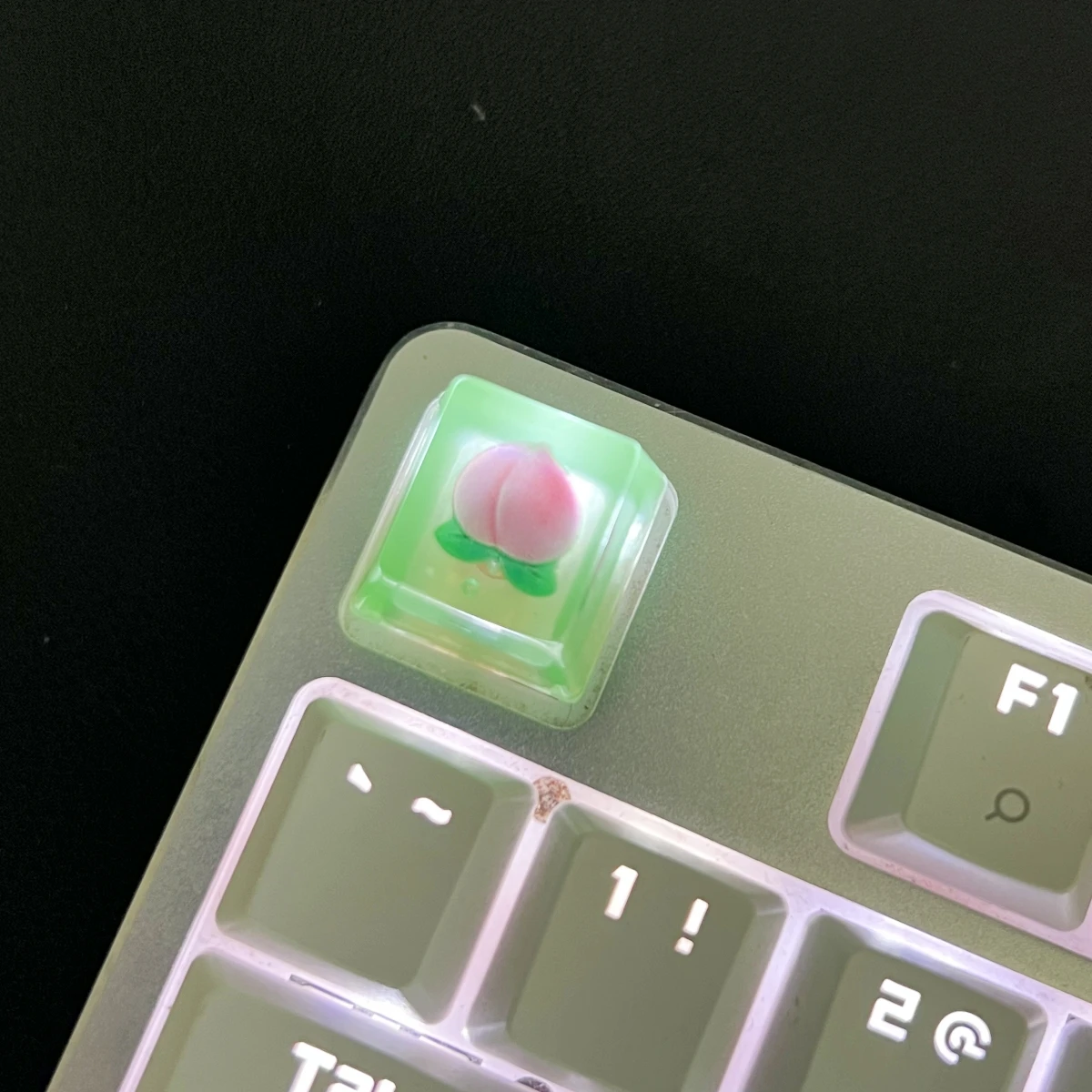 1 Stück Epoxidharz mechanische Tastatur Kawaii süße Pfirsich und Erdbeere Schlüsselkappen Zubehör Geschenk für Geburtstag/Jungen/Freundinnen