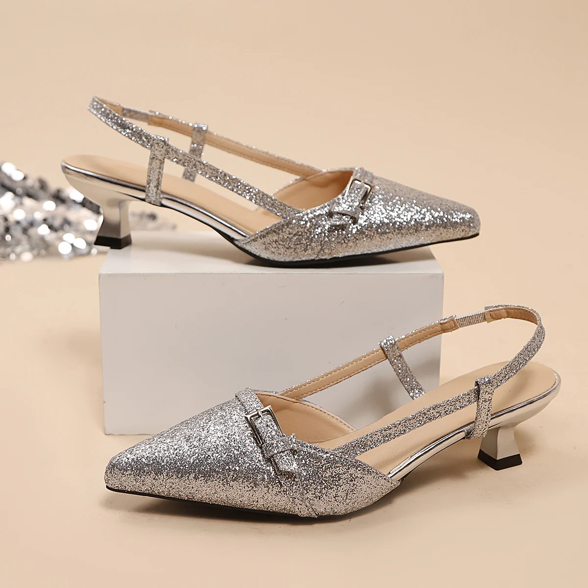 

Классическая женская обувь. Сандалии для отдыха. Женские шлепанцы. Повседневные летние сандалии на странном среднем каблуке с блестящим острым носком. Большие размеры.