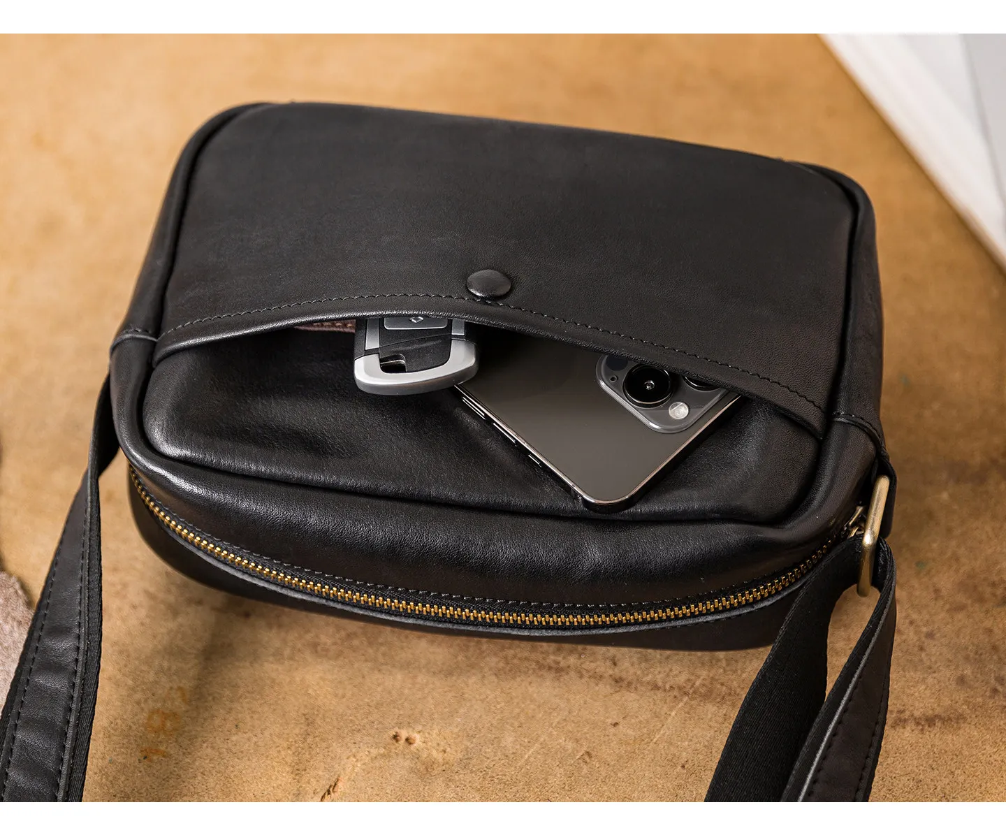 Vintage Luxus handgefertigte Umhängetasche aus erstklassigem Rindsleder für Herren, Arbeits-Umhängetasche, Wochenend- und Reisetasche, Designer-Echtleder-Messenger-Tasche in Schwarz. – Detail 13