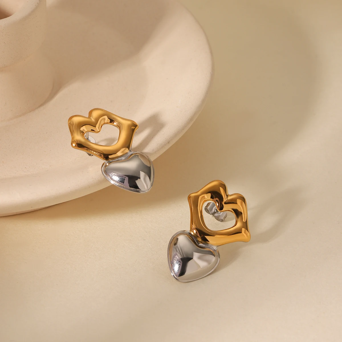 

Elegant Two-Tone Heart Drop Earrings For Women Gold Hollow Silver Solid Heart Studs Hypoallergenic Waterproof Gift For Her