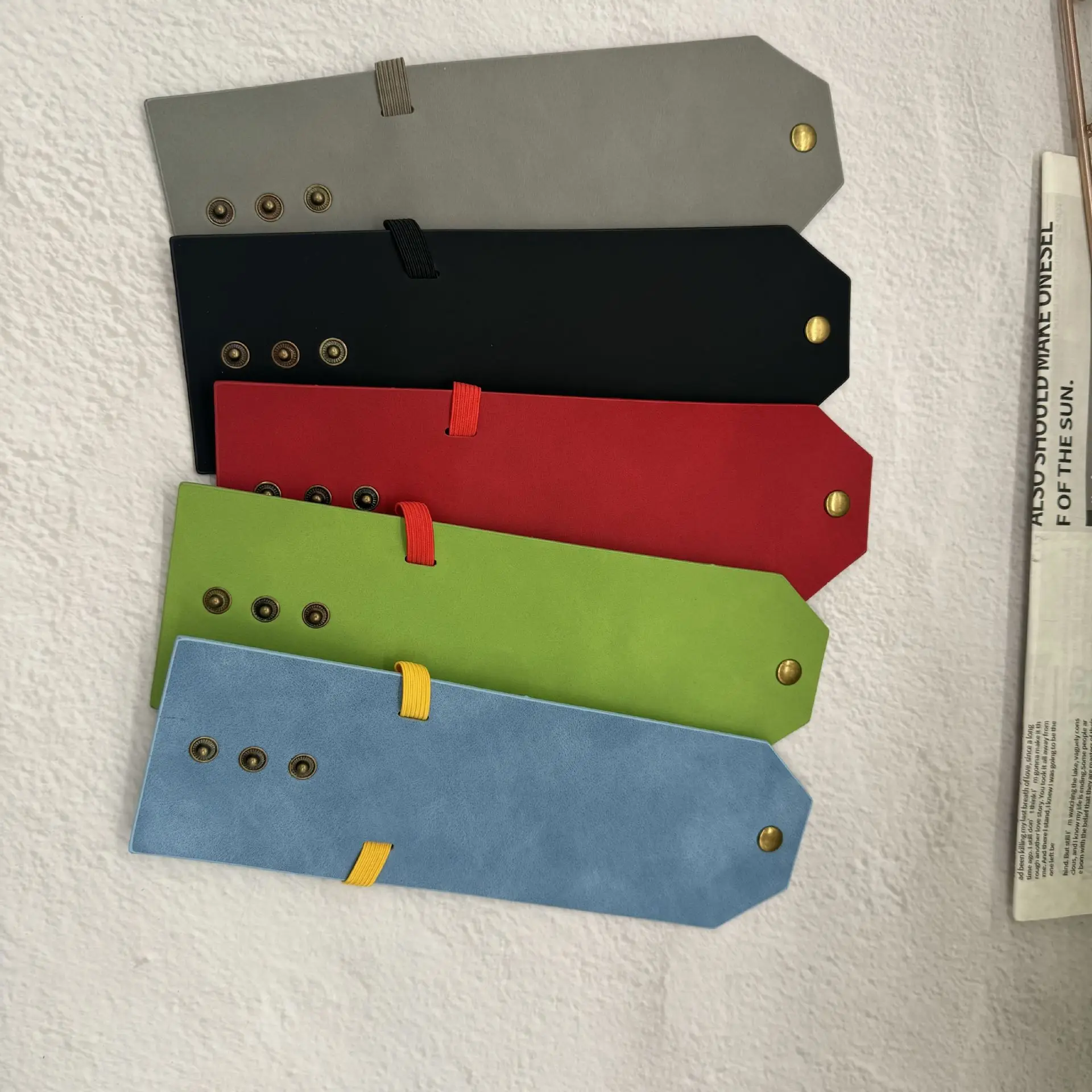 Slim Cash Wrap Wallet for Men Women, Foldable Faux Leather Bill Holder with Snap Closure and Elastic Bands, 7 x 22.5 cm