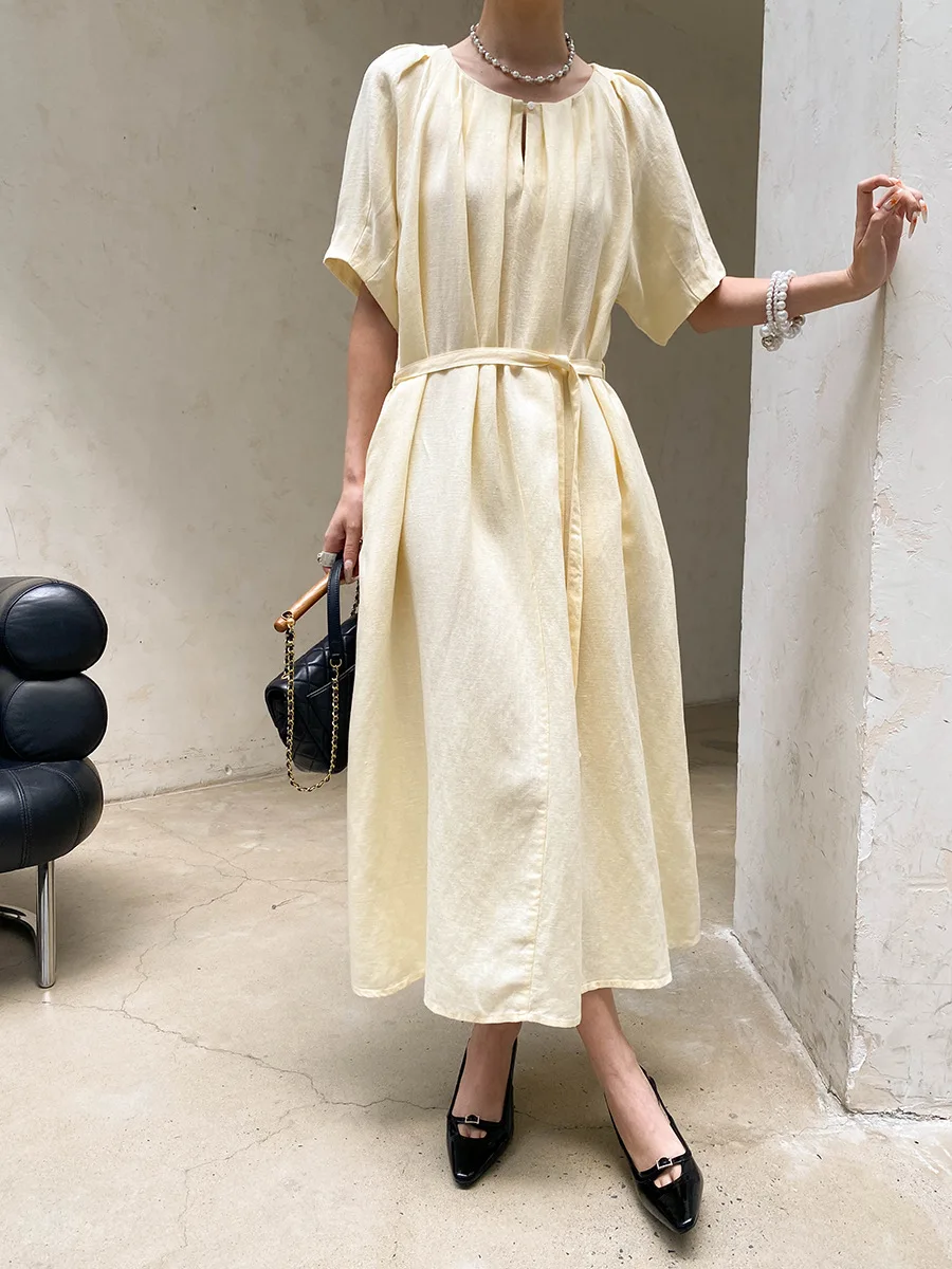 Sommerliches Damenkleid in unifarbenem Design mit plissierter Taille und Rundhalsausschnitt. – Detail 25