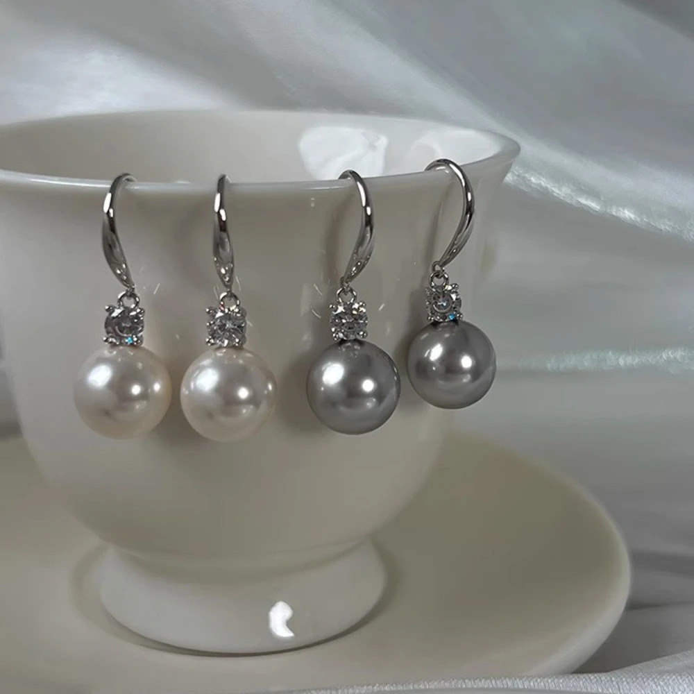 Elegant Noble Pearl Earrings: A Glimmering Touch of Grace and Elegance