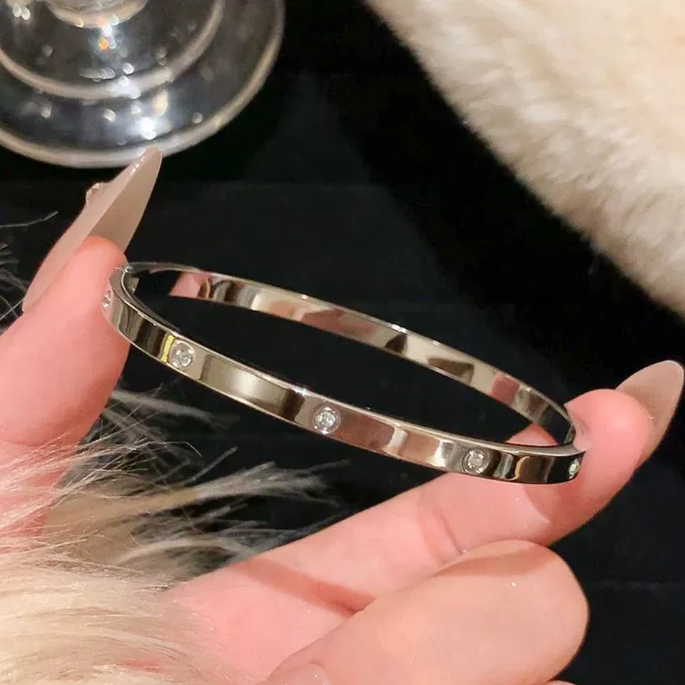 Minimalistisches rundes Zirkon-Einlege-Armband aus Edelstahl in Silber oder Gold, modisches Accessoire für den täglichen Gebrauch, Unisex-Geschenk. – Detail 2
