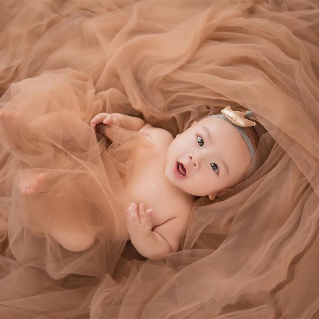 

Newborns taking photos at the 100 day old baby cinema taking photos at the background with mesh gauze photography accessories