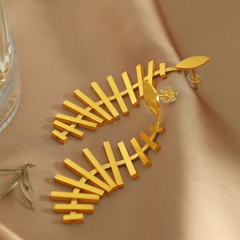 Luksusowe złote kolczyki Fishbone dla kobiet ze stali nierdzewnej minimalistyczny błyszczący metaliczny Piercing do uszu biżuteria prezenty