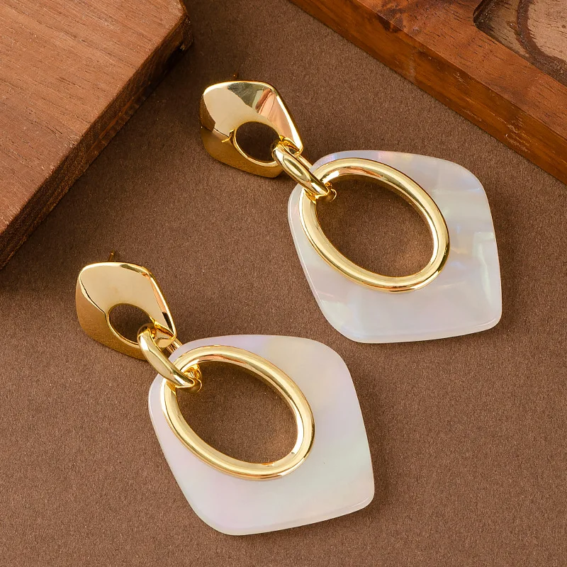 

Temperament and fashionable hollow rhombus acetate plate earrings for women, high-end and exaggerated personality earrings.