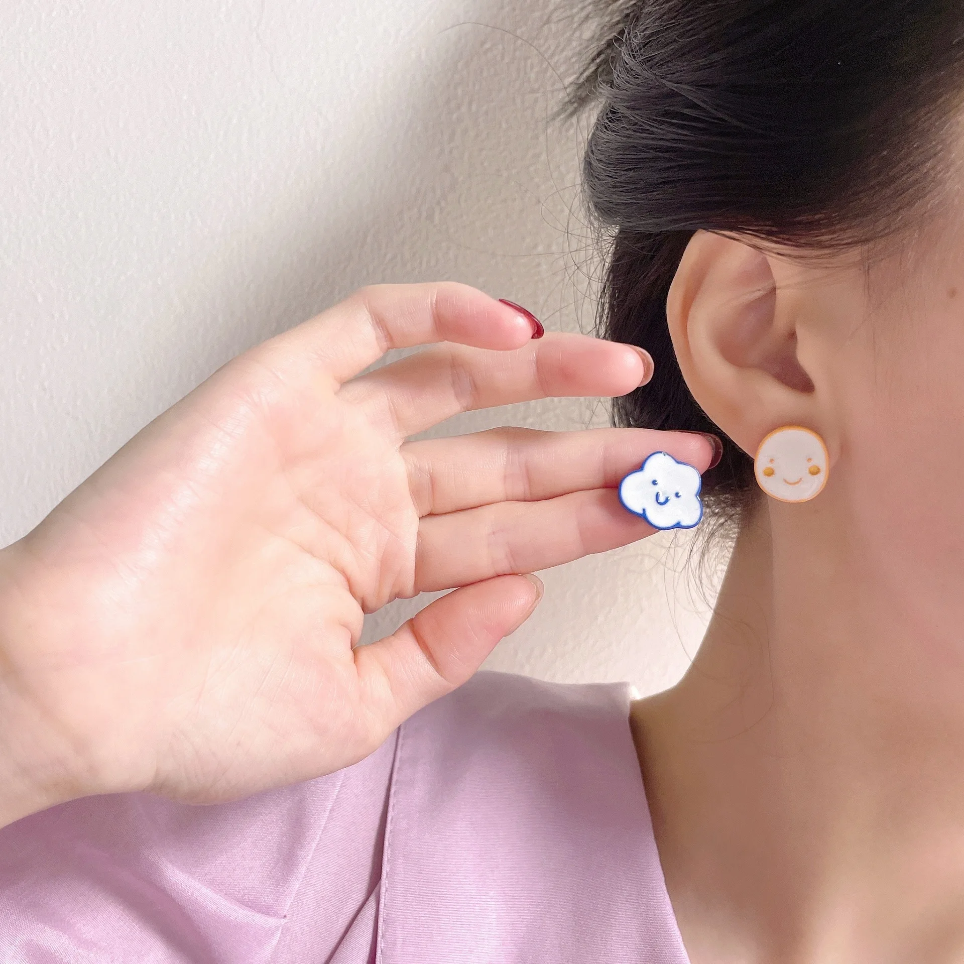 S925 asymmetric cloud earrings with silver needles are small and cute. Earclips have no ear holes.