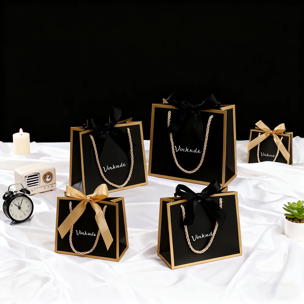 

Lovely Personalized Logo 14x6x12cm Black White Jewelry Paper Handle Bag Shopping Gift Cosmetic Essential Oils Organizer Handbags
