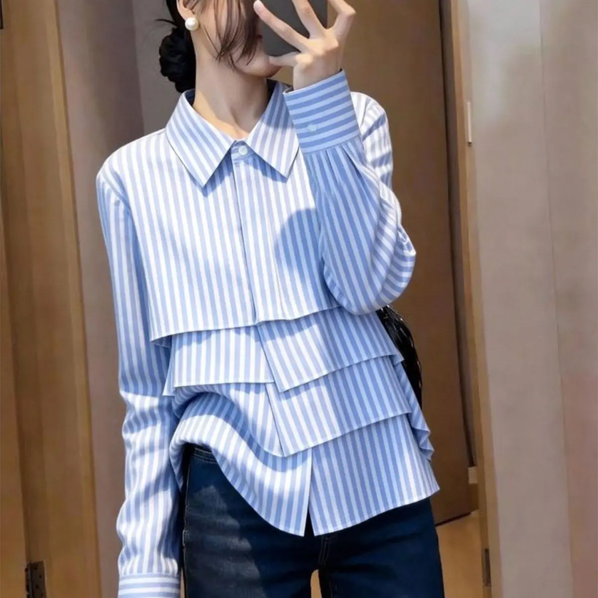 

Simple, niche, design, loose, slimming, comfortable, chic and unique, blue striped shirt women's 2026 pre-spring cardigan