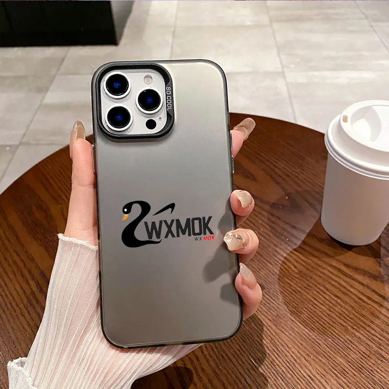 WXMOKブランド柄入りスマホケース iPhone 17 16 15 Plus 14 13 12 11 Pro Max X XS XR 7 8 SE 17Pro対応 カラーシルバー背面カバー ファンダ