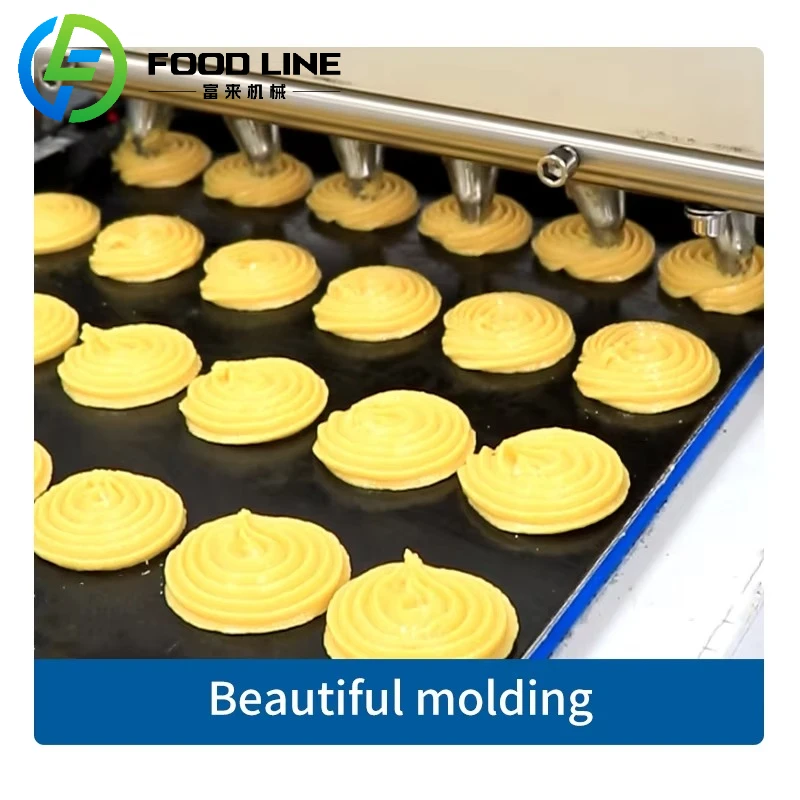 새로운 자동 쿠키 프레스 기계로 제과점에서 밀가루와 우유로 맛있는 간식을 만들 수 있습니다.