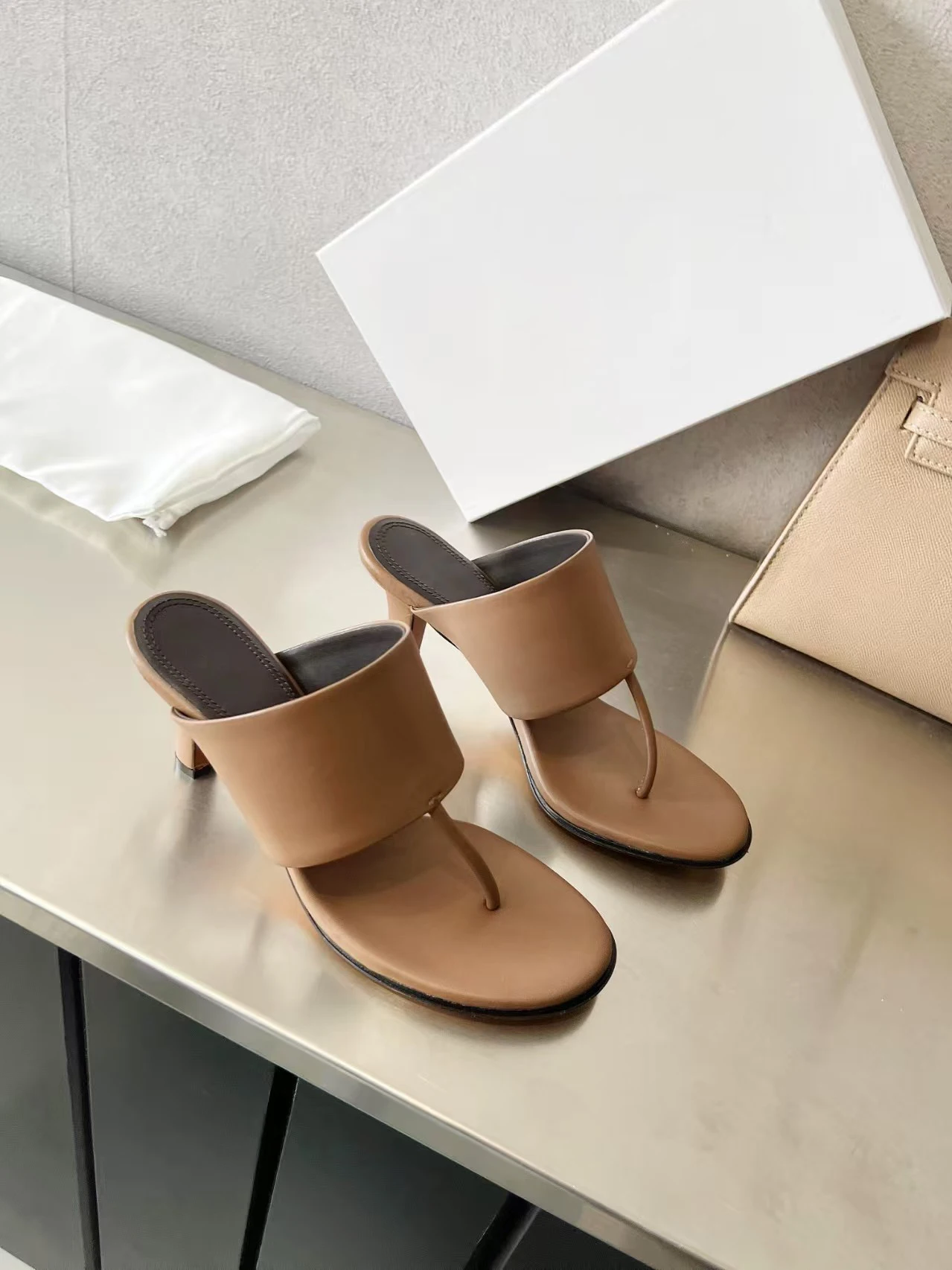 شباشب سوداء مفتوحة من الأمام بكعب عالٍ للنساء من الجلد الطبيعي بحزام واحد شرائح صيفية بكعب رفيع شباشب عصرية للنساء