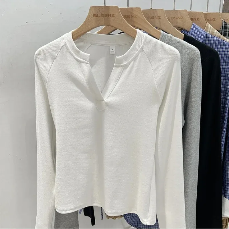 2025 Camiseta de manga larga con cuello en V ajustada de estilo básico para mujer, camiseta informal versátil de estilo coreano con capa Base Simple para mujer