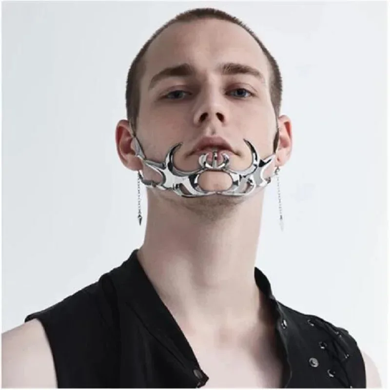 أأ ★ قناع كوس سائل غير منتظم فضي اللون مجوف من التيتانيوم الصلب الشرير ملحقات الوجه الرائعة للنساء والرجال حفلة جديدة 2025