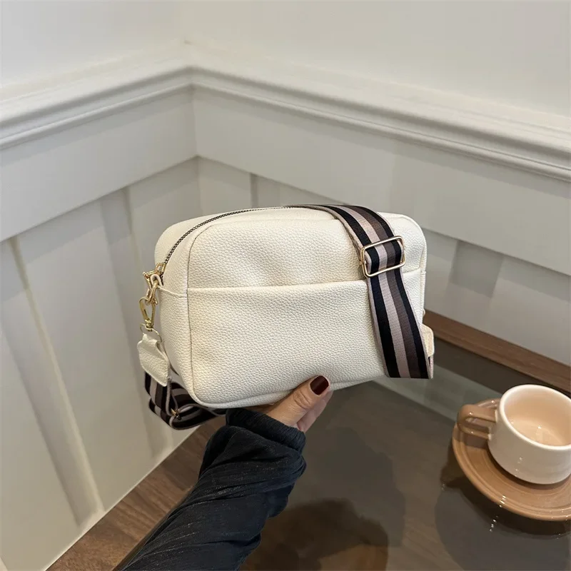 Bolso cuadrado pequeño versátil de moda con superficie suave de textura premium