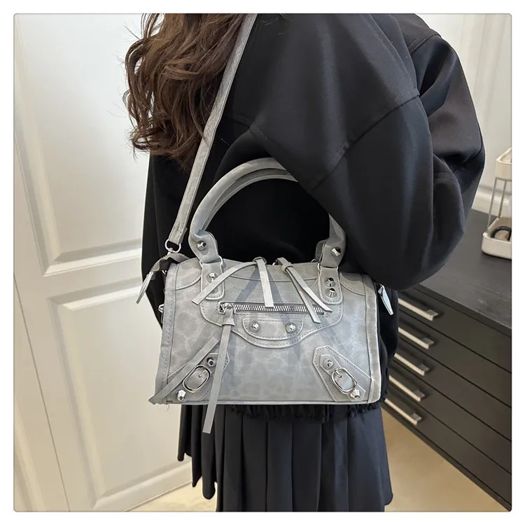 Vintage Wildlederähnliche Handtasche, Nieten-Reißverschluss-Dekor, Abnehmbarer Langer Riemen, Retro-Punk-Umhängetasche für Pendlerinnen – Detail 19