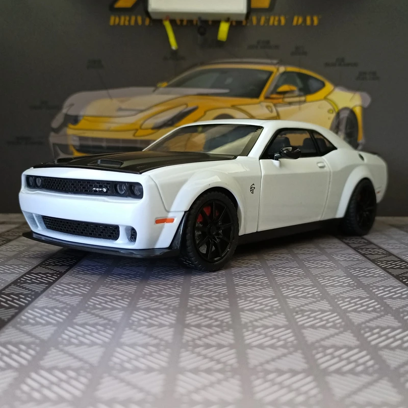 1:24 simulação Dodge Hellcat liga modelo de carro ornamento, portas e capô do motor, porta-malas pode ser aberto com presentes de som e luz
