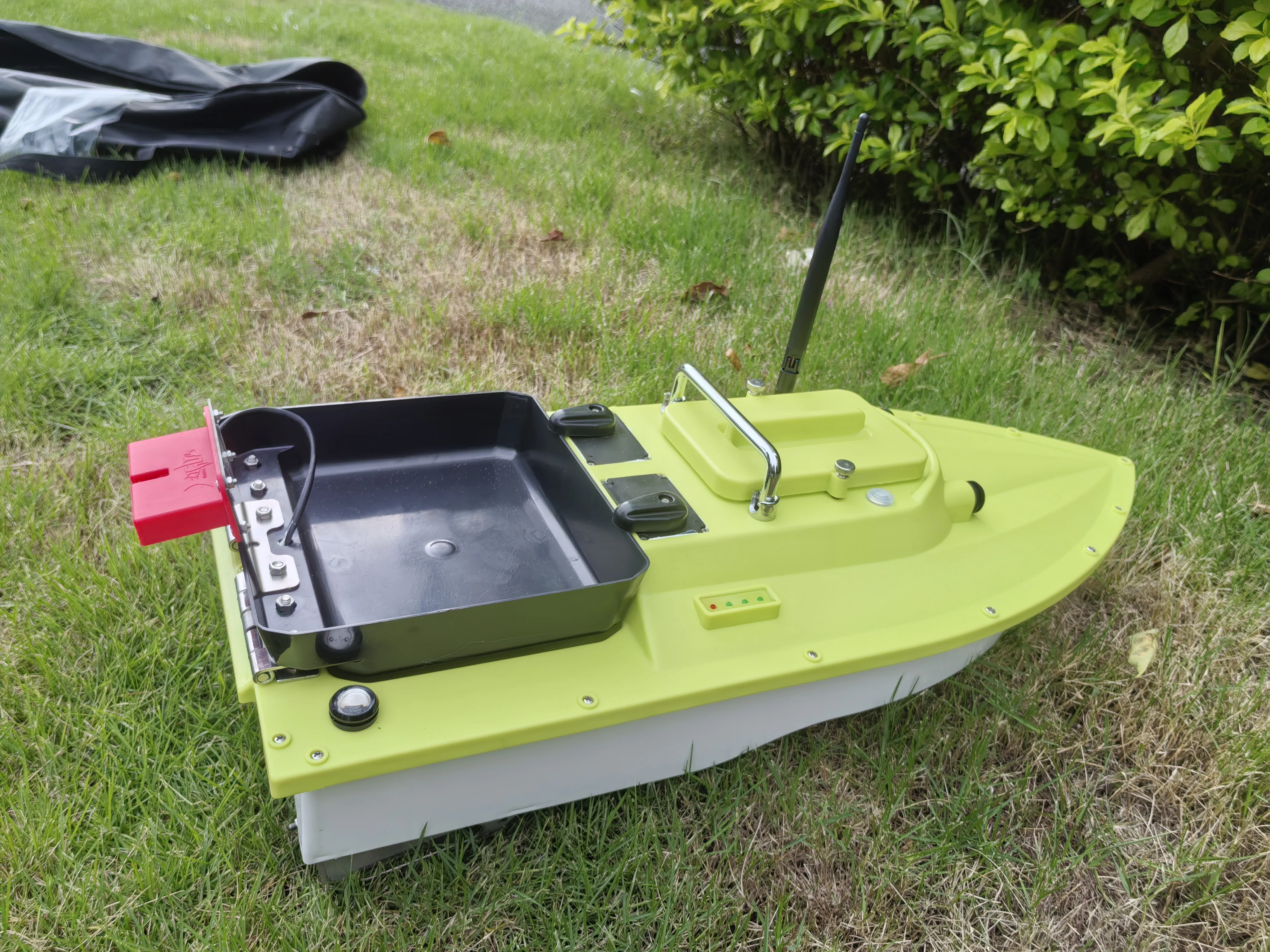 

MSS80 Бесщеточный двигатель Суперскоростной радиоуправляемый лодка с приманкой для морской рыбалки с GPS для серфинга и рыбалки с водонепроницаемостью IP 66, 5 метров/секунд