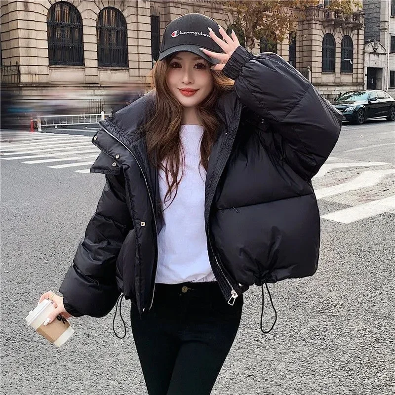 Giacca corta imbottita in cotone Donna Parka 2025 Inverno Nuovo piumino con cappuccio Capispalla in pane Cappotto in cotone coreano Cappotto spesso femminile