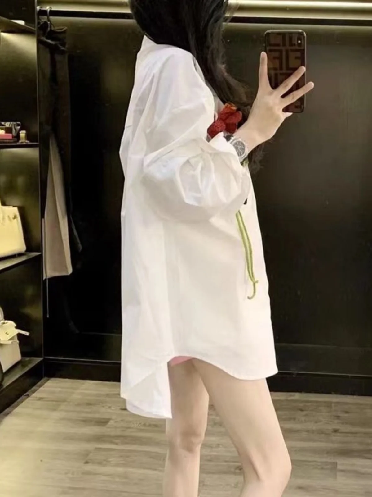 Elegancka koreańska długa biała bluzka damska z haftem róż, luźny krój, wiosenno-jesienna, modny design, casualowa, do pracy.