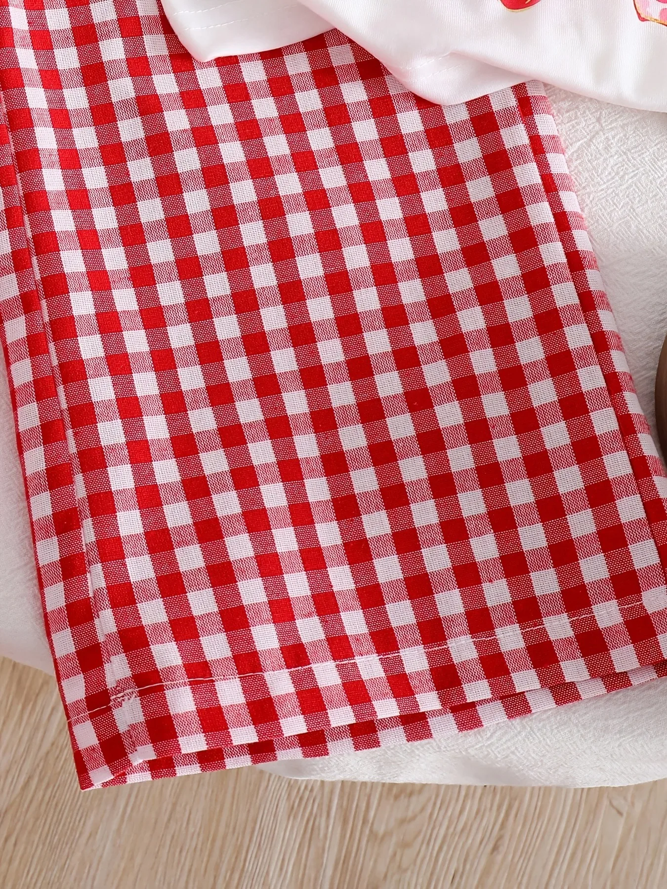 Zweiteiliges Set für Kinder und Mädchen mit Erdbeer-Print, kurzärmligem T-Shirt und roten Gingham-Karo-Hosen mit weitem Bein, Sommer-Outfit für den Alltag – Detail 5