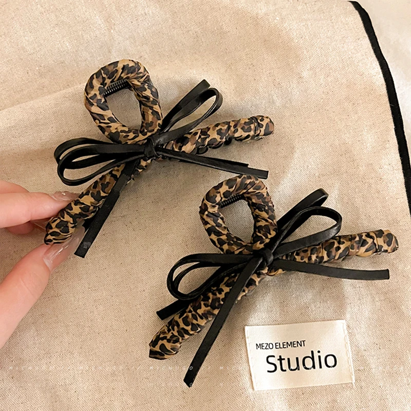 

Hong Kong style leopard print bow grab clip female back of head hair shark clip sweet cool hairpin 2025 new hairpin headgear
