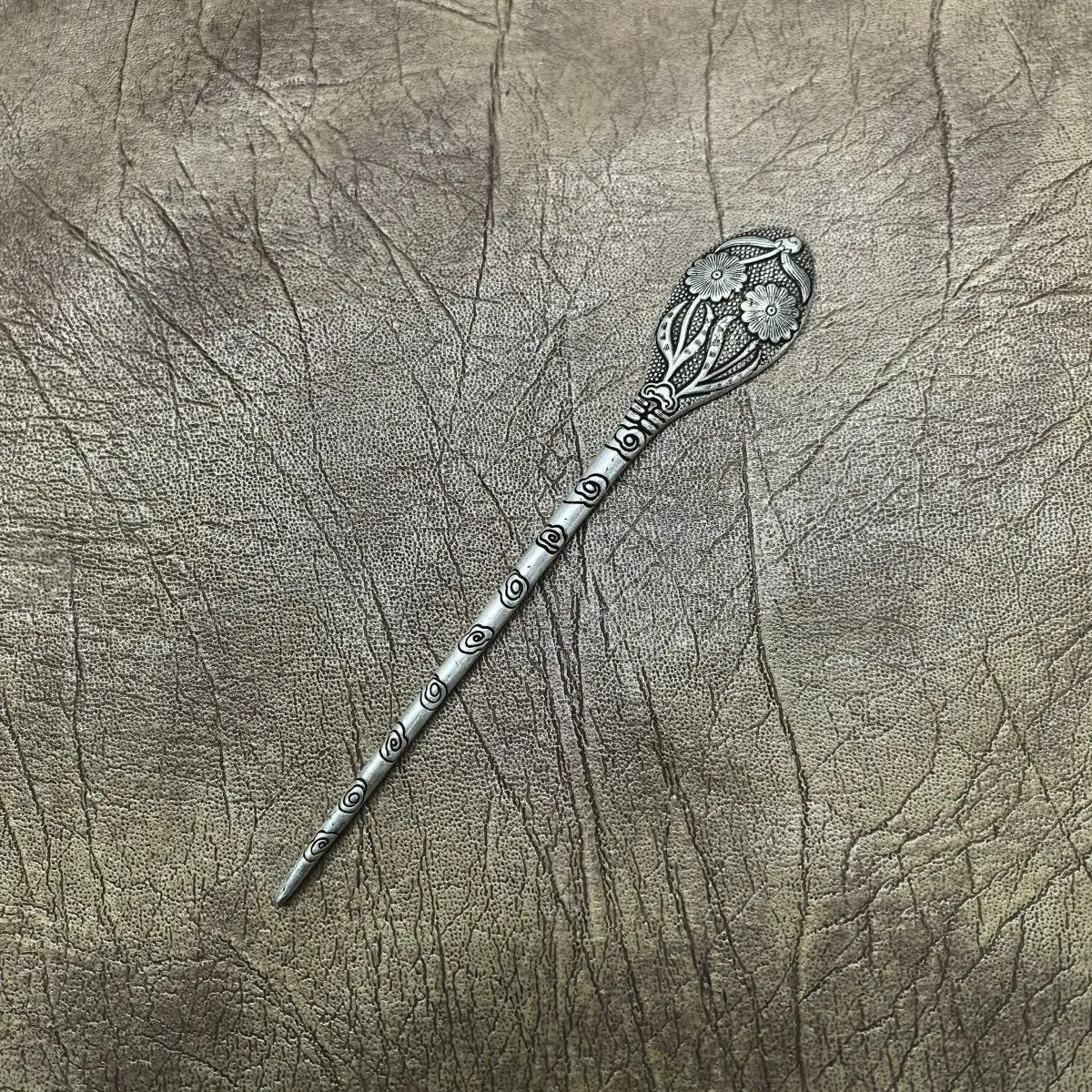 

Antique hair accessories Chrysanthemum pattern hairpin White copper silver plated Antique miscellaneous 14.5cm