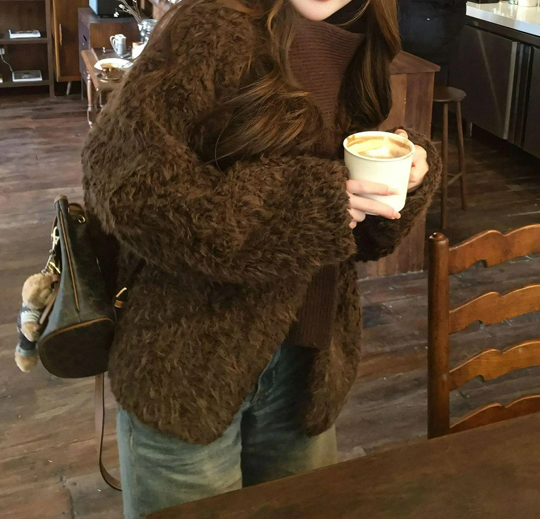 وشاح قابل للإزالة معطف صوف خروف بني للنساء لشتاء 2025 معطف قطيفة جديد #2