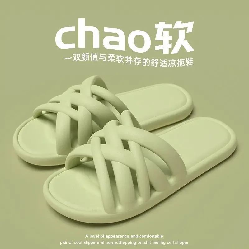 Zapatillas para mujer en verano, zapatos de uso interior para el hogar, zapatillas antideslizantes para baño, nuevas zapatillas frescas para parejas con pies inodoros 2024