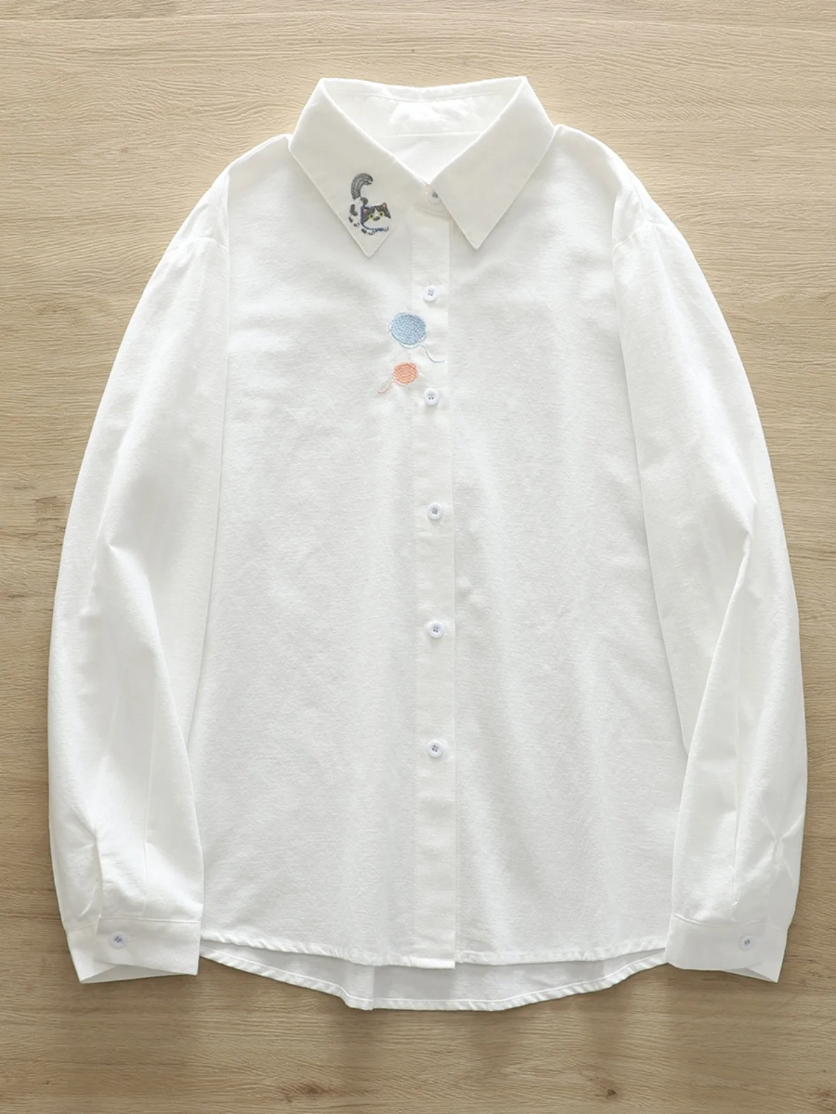 

Новая модель весенне-осенне-зимней женской рубашки из чистого хлопка с вышивкой в виде милого котика, белая, премиум-класса, легкая роскошь, омолаживающая, стильная, нишевая, универсальная, с длинным рукавом.