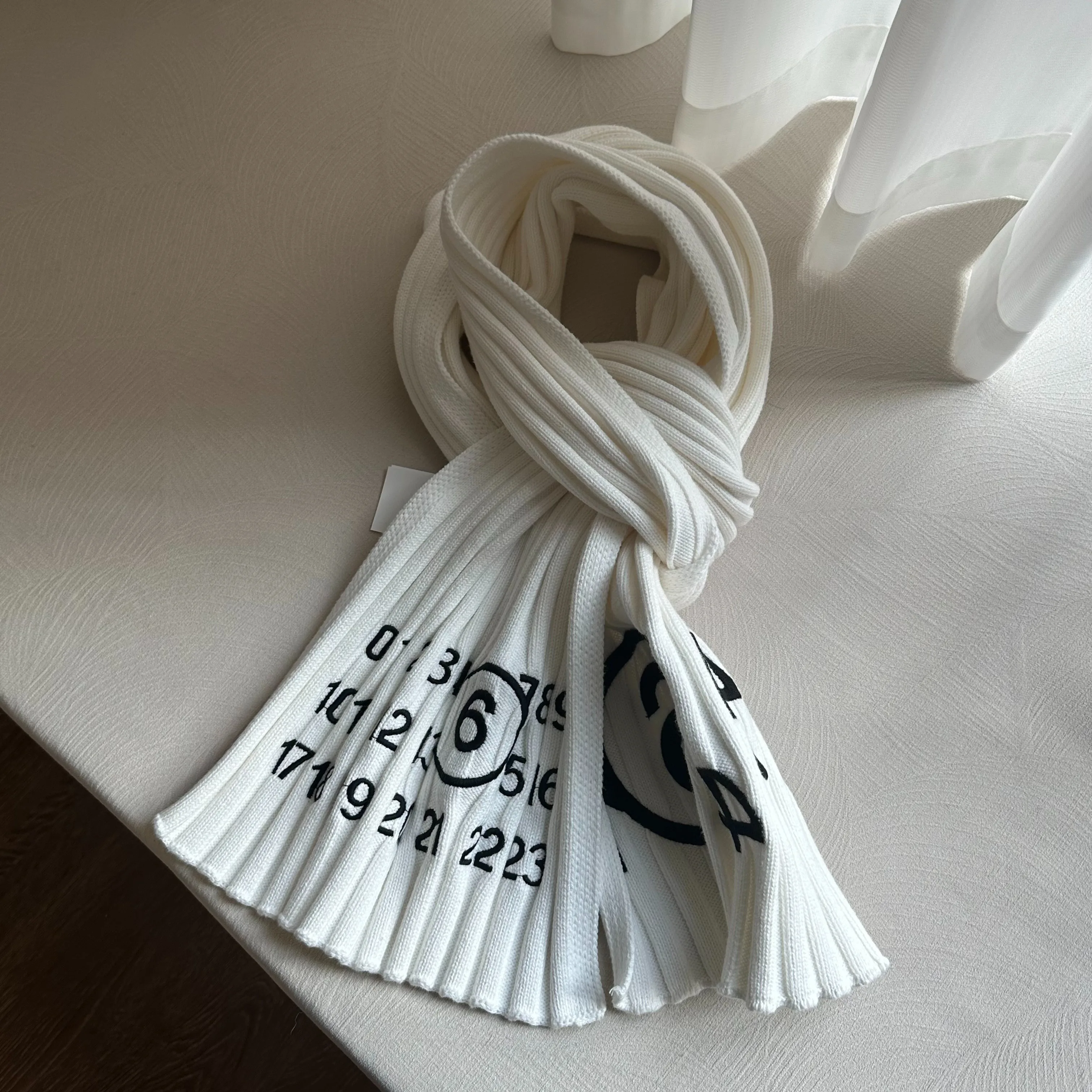 

Independent Digital Logo Embroidery White Warm and Versatile Yarn Knitted Scarf Men's and Women's Fashionable Wrap