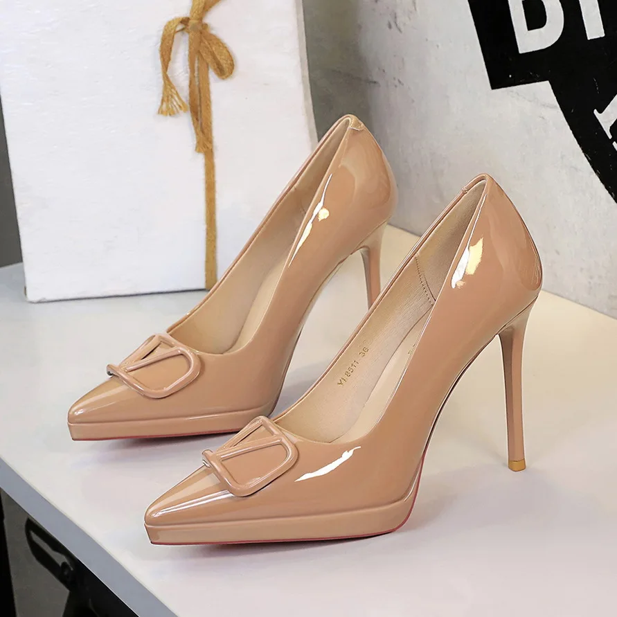 8511-k117-レディースパーティーシューズ-無地-ハイヒール-ポインテッドトゥ-浅口-vバックル-パテントレザー-シングルシューズ