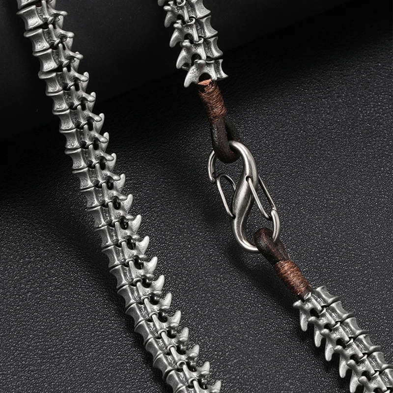 Collana creativa retrò con chiglia in acciaio al titanio Strumento di autodifesa portatile EDC per esterni