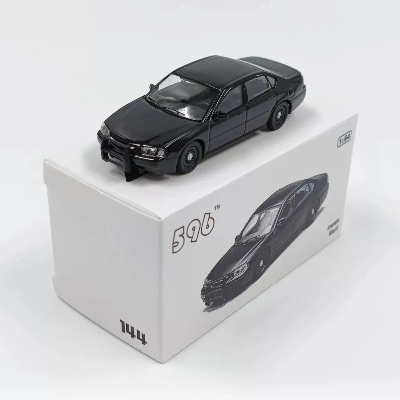 596 1:64 Chevrolet Impala 2005 Alloy Diecast Model Car Collectible
