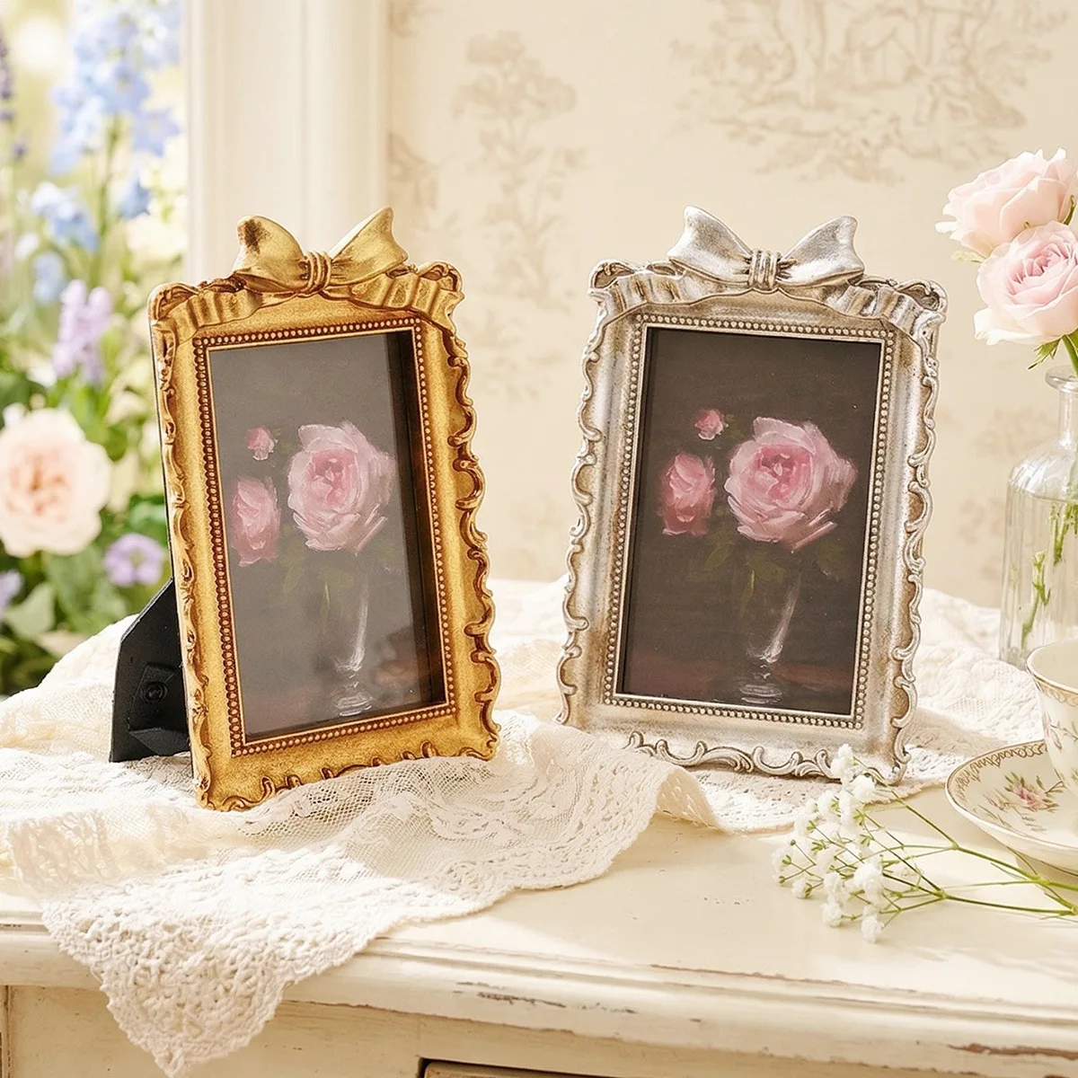 Classic bowknot lace photo frame made of resin, hand-painted, an ideal decoration for a cozy indoor tabletop