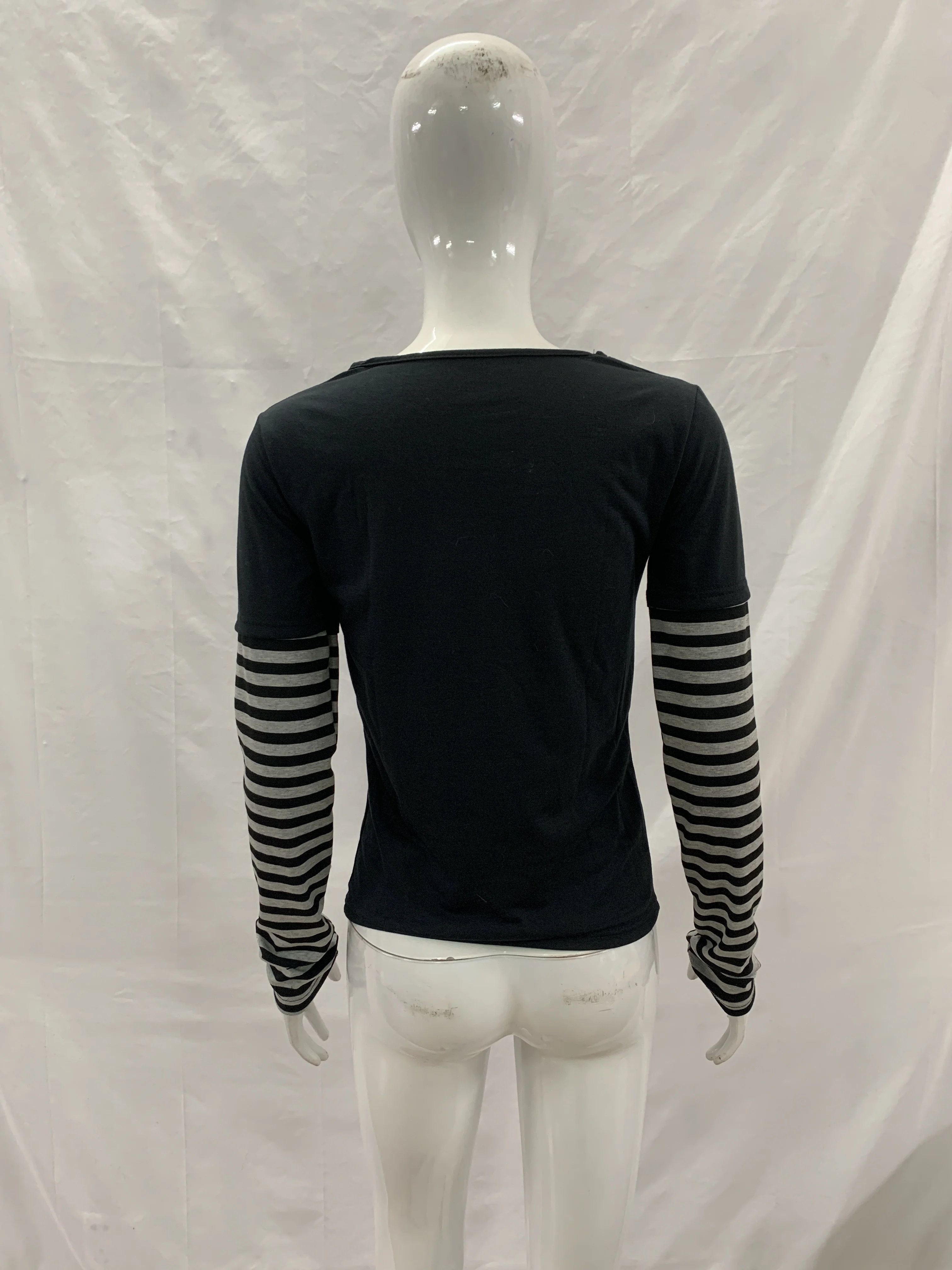 

Women's Slim Fit round Neck Top Gothic Style Black White Stripe Splicing Anime Cartoon Print Design Fashionable Casual Top