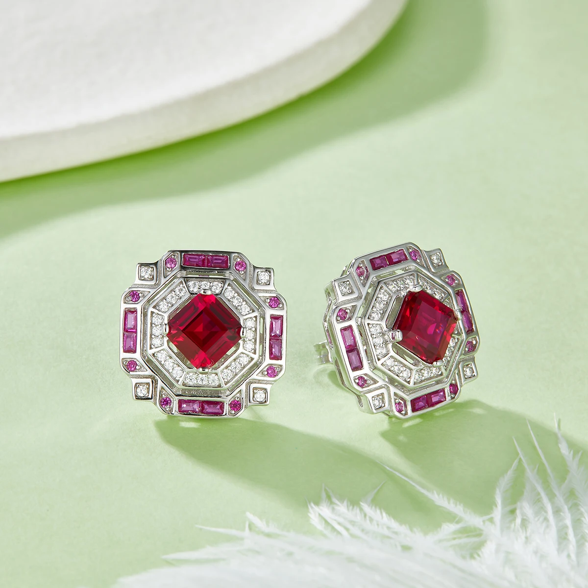 

Серьги из стерлингового серебра S925 с квадратными красными сапфирами и изумрудами для женщин: модные, роскошные, элегантные, в бутиковом стиле