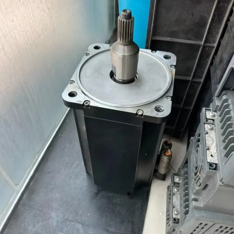 

100% Оригинальный Серводвигатель 8LSA35.DB030S000 8LSA23.B1030D009-0 8LSA57.E0022D100-0 — Реальное Фото