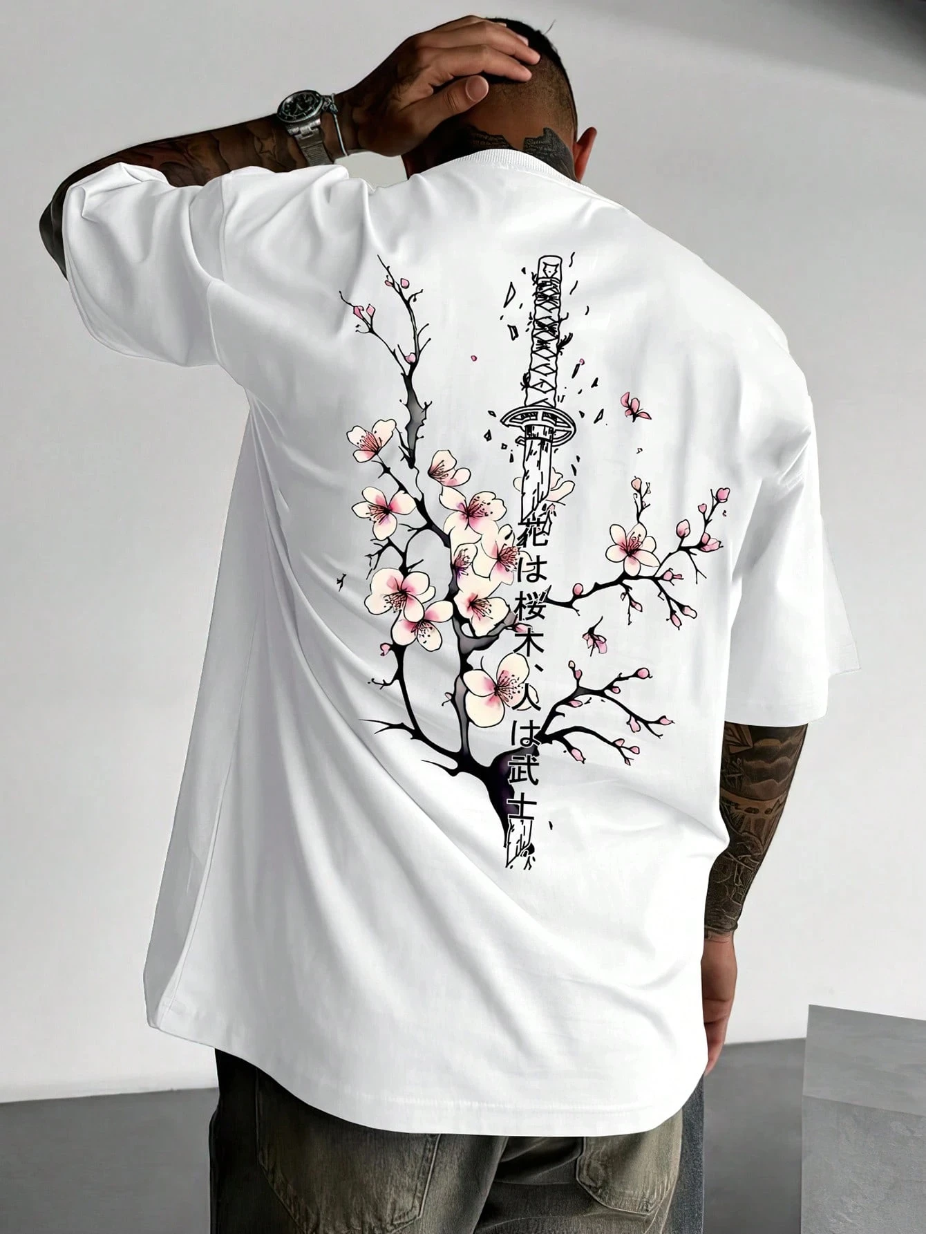 الرجال فضفاضة تناسب جولة الرقبة الكاكي تي شيرت مع غمد السيف الياباني تصميم ملابس للرجال أزياء عارضة قصيرة الأكمام تي شيرت