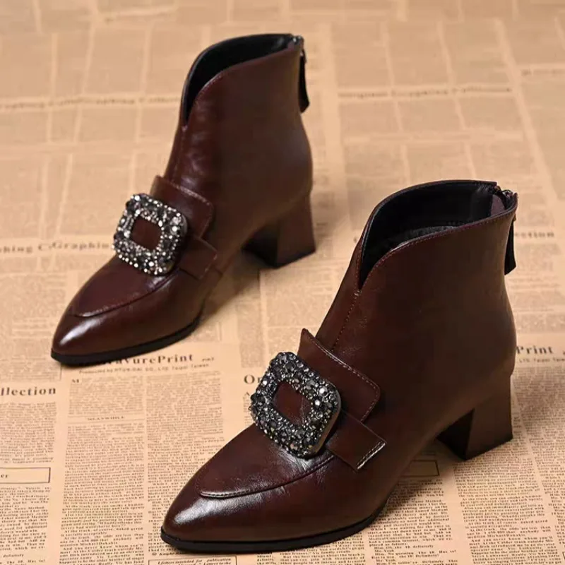 

Стильные ботильоны на блочном каблуке, новые зимние ботильоны с острым носком, стразами, квадратной пряжкой, молнией сзади, нескользящие туфли на каблуке «котенок»