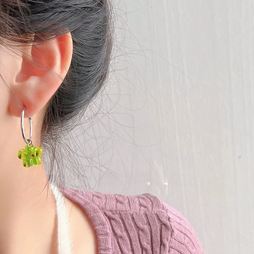 Glass Yuxia Day new silver-plated needle small flower ear buckle, French high-end earrings new