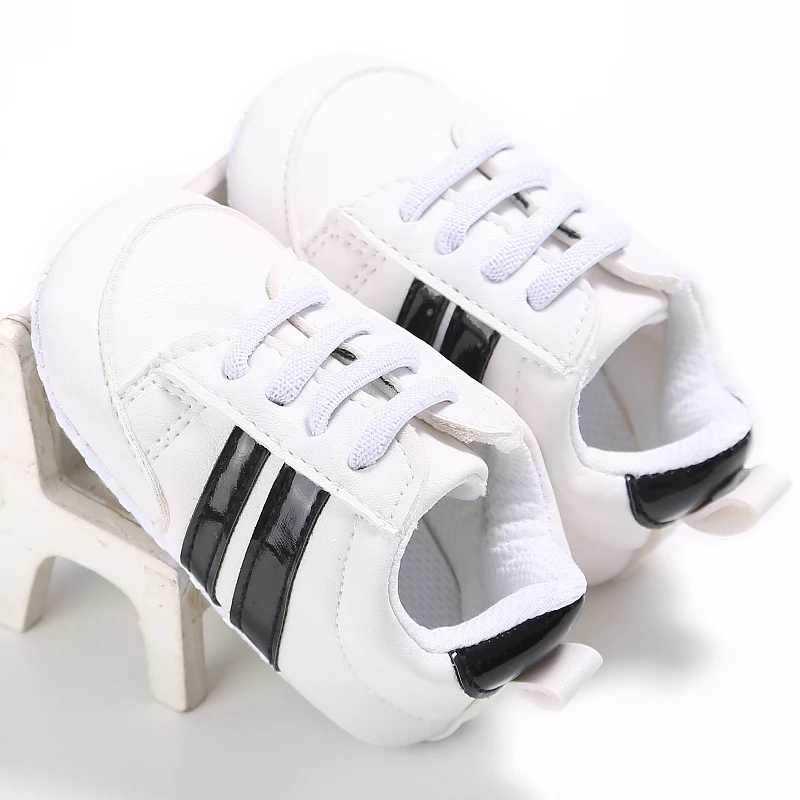 Erste Sportschuhe mit Streifenmuster aus PU-Material für Jungen und Mädchen, geeignet für Babys im Alter von 0 bis 18 Monaten, mit weicher Sohle, bequem und leicht. – Detail 23