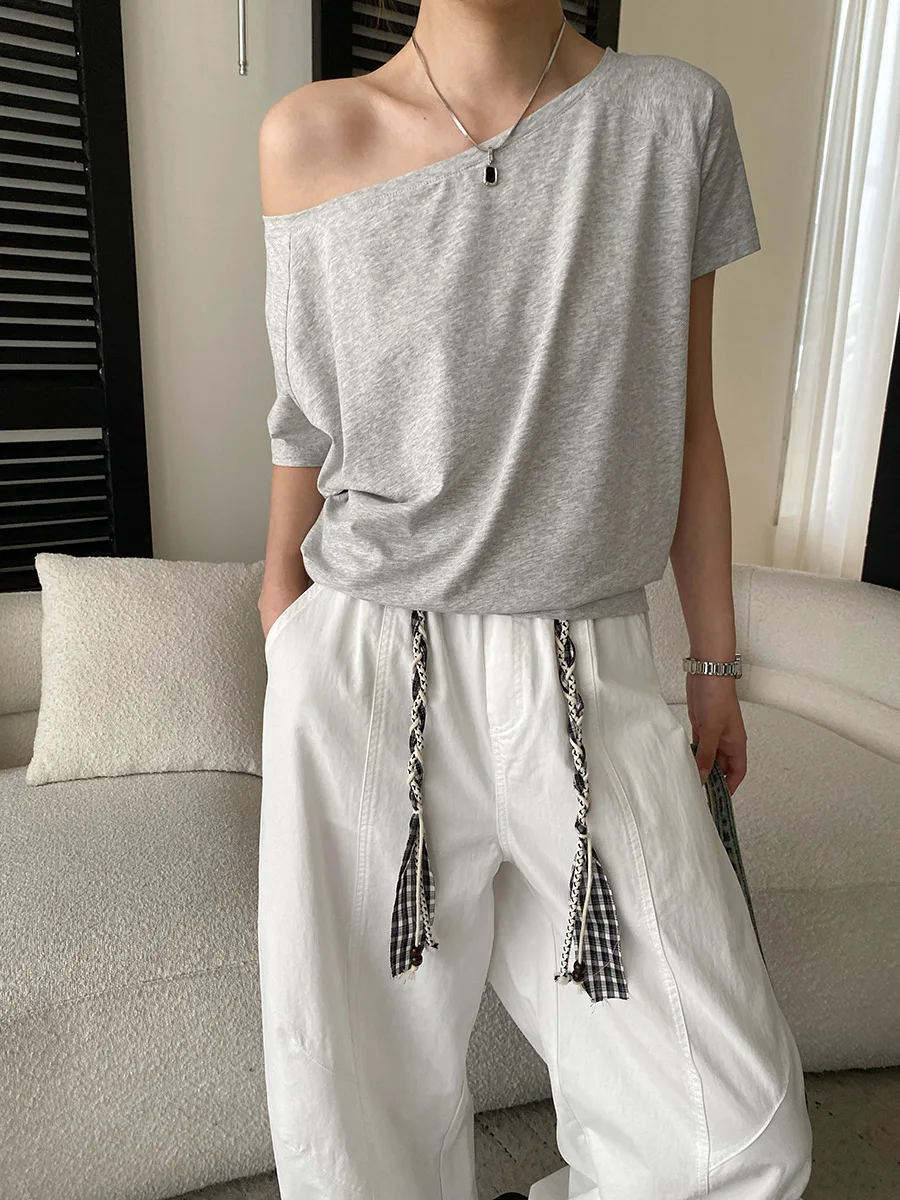Sommerliches Damen-T-Shirt in unifarbenem Design mit schrägem Ausschnitt, schulterfrei, lockerer Passform und schlankmachendem Effekt, kurzärmelig. – Detail 24